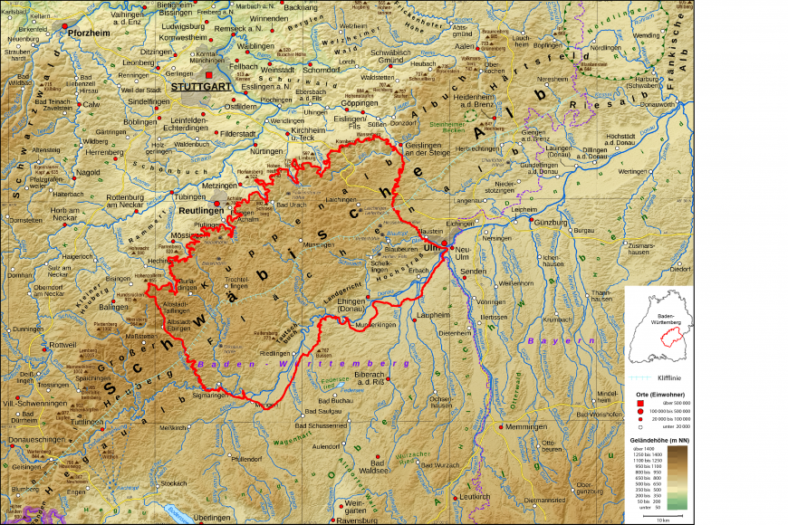 Blick auf eine farbige Reliefkarte der Schwäbischen Alb. Die Hydrogeologische Region Mittlere Alb ist rot umrandet.