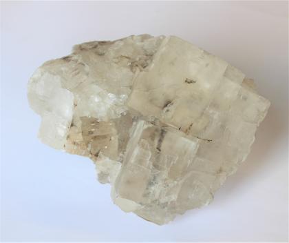 Steinsalz-Kristalle (Halit) aus dem Salzbergwek bei Heilbronn Das Bild zeigt gelblich weiße, teils auch leicht bräunliche Steinsalz-Kristalle als Handstück, in Großaufnahme fotografiert.