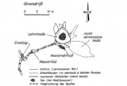 Aufsicht auf Kohlhau-Schacht bei Ebnat (Grafik: Groschopf & Kobler 1974) Schwarzweißzeichnung des Kohlhau-Schachtes bei Ebnat mit Einstieg und mehreren Hallen (Aufsicht).