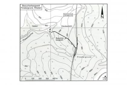 Lage des Besucherbergwerks Finstergrund mit Verlauf der Gangzone (Werner & Dennert, 2004) Ausschnitt einer topografischen Karte in Schwarzweiß, mit der eingezeichneten Lage des Besucherbergwerks Finstergrund bei Wieden (fetter Strich) sowie dem Verlauf der Gangzone (gestrichelt).