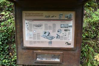Informationstafel am Rulamanweg bei Bad Urach-Wittlingen Blick auf eine Informationstafel mit Texten und Bildern zur Entwicklung des Steinzeitmenschen vom Jäger und Sammler zum Ackerbauern und Viehzüchter. Die verglaste und in Holz eingelassene Tafel steht am Rulamanweg in Bad Urach.