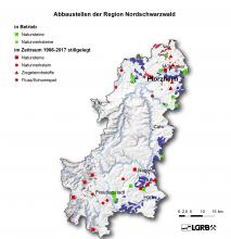 Gezeigt wird hier eine Reliefkarte der Region Nordschwarzwald mit farbig markierten Abbaustellen von Steine- und Erdenvorkommen, die in Betrieb befindlich oder seit 1986 stillgelegt sind.