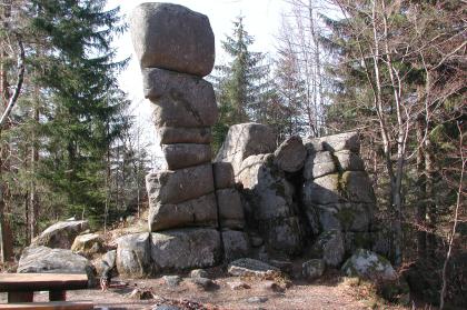 Sieben Felsen (Felsgruppe im Fischergrund), Elzach Blick auf eine markante Felsgruppe auf einer höhergelegenen Waldlichtung. Die mehrteilige Gruppe ist unterschiedlich hoch; links hat sich aus sieben Einzelfelsen ein hoher Turm aufgebaut.
