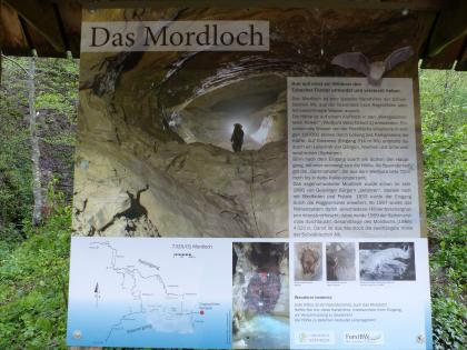 Schautafel am Mordloch bei Böhmenkirch Blick auf eine Schautafel mit Texten und Bildern vom Mordloch bei Böhmenkirch, einer typischen Karsthöhle der Schwäbischen Alb. Auch eine Skizze mit dem Verlauf der Höhle ist beigefügt.