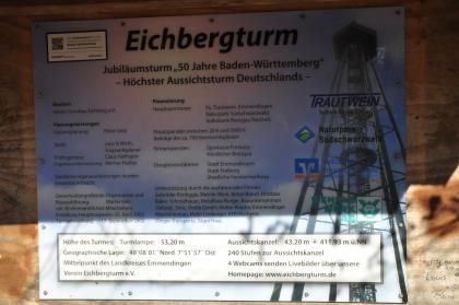 Informationstafel am Eichbergturm bei Emmendingen Blick auf eine halb im Schatten liegende Informationstafel des Eichbergturmes, mit Einzelheiten zu Höhe, Planung und Finanzierung des Turmes.