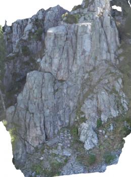 Großer Kandelsfelsen mit vorgelagerter Blockschutthalde Blick auf einen steilen, oben schmal zulaufenden Felsenturm. Am Fuß des bleichen Gesteins ist eine Halde aus abgerutschten Blocksteinen erkennbar.k