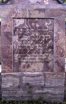 Kriegerdenkmal in Münsingen-Böttingen Blick auf den unteren Teil eines steinernen Denkmals mit eingravierten Namen. Das Gestein ist violettgrau und unten längs gestreift.