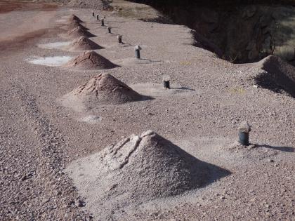 Vorbereitung von Sprengbohrlöchern entlang der Abbaukante im Steinbruch Tennenbronn (RG 7816-1) Bohrlöcher mit grauer Verrohrung entlang einer Steinbruchkante mit Haufwerken aus feinkörnigem Gesteinsmehl.