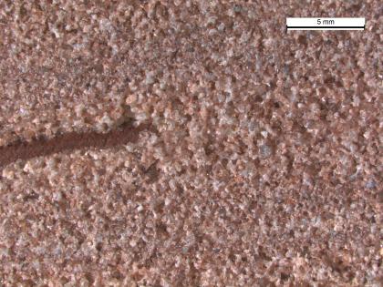 Mikroskopaufnahme des Bausandsteins aus dem Steinbruch Loßburg (Beilstein, RG 7616-375). Mikroskopaufnahme eines hellroten Sandsteins mit einer Mittelsand-Grobsand-Wechsellagerung und einer Tonschmitze.