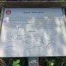 Blick auf eine Schautafel mit Informationen und Schemaskizze zum Steinbruch VII am Limberg bei Sasbach. Der Steinbruch ist Station eines wissenschaftlichen Lehrpfades am Kaiserstuhl.