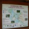 Blick auf eine größere Schautafel mit Informationen zu Lage und Verlauf zweier Lehrpfade im Grenzgebiet Kaiserstuhl-Ried auf deutscher sowie französischer Seite.